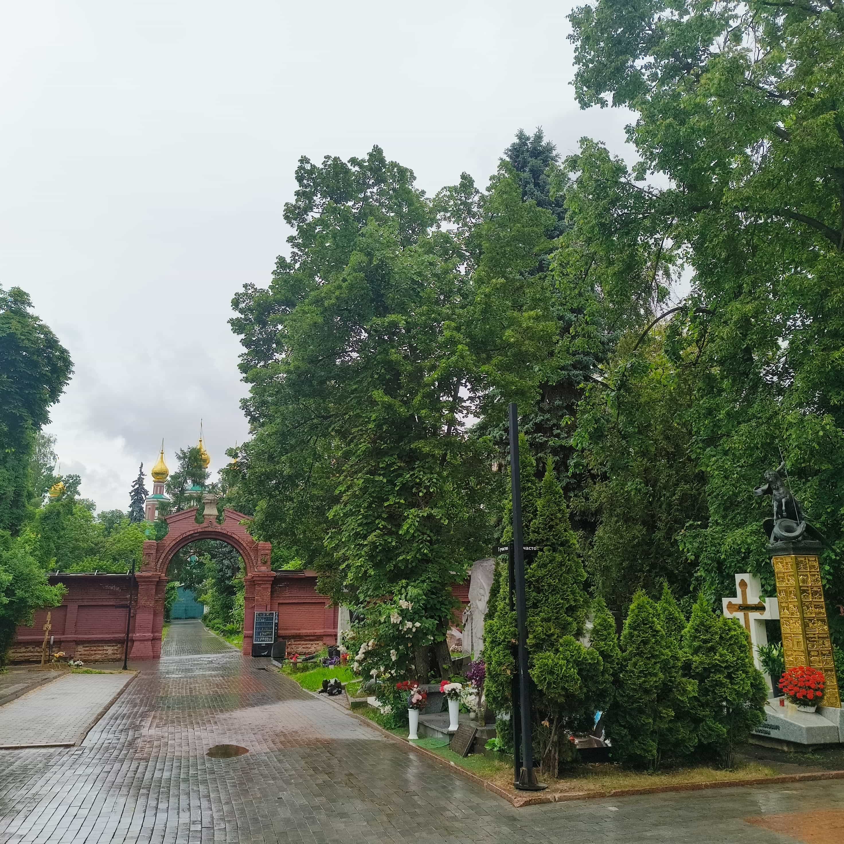 Photo from Moscow: monastery gate.
