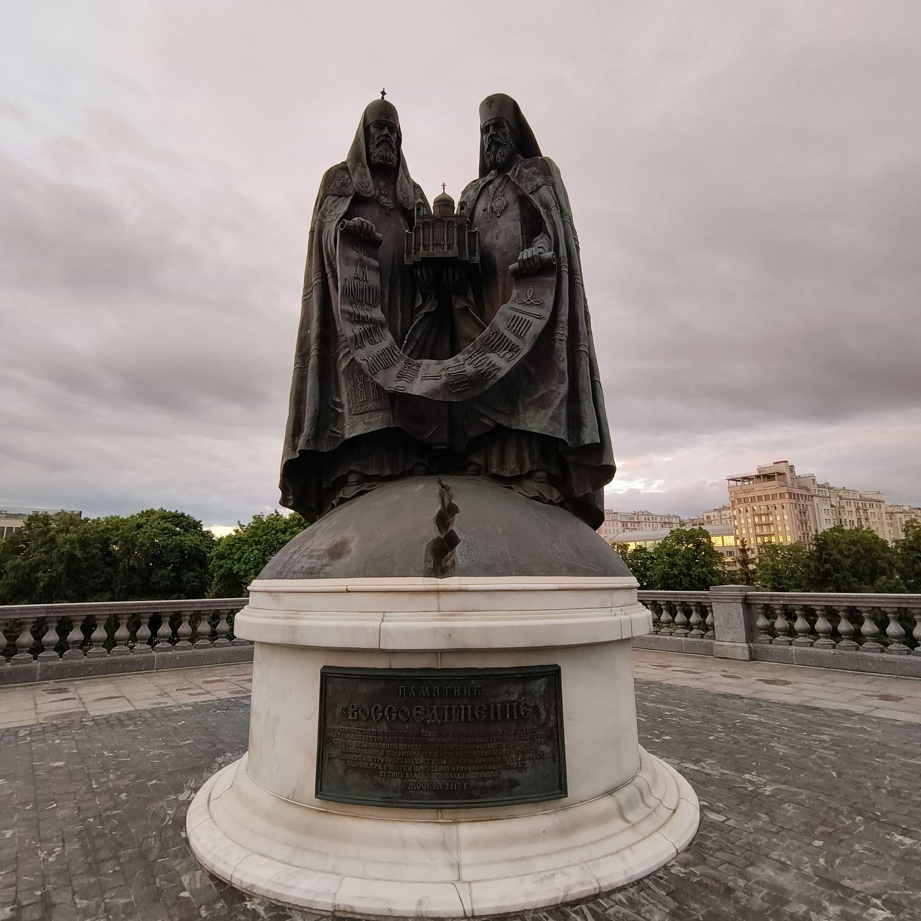 Photo from Moscow: patriarch monument.