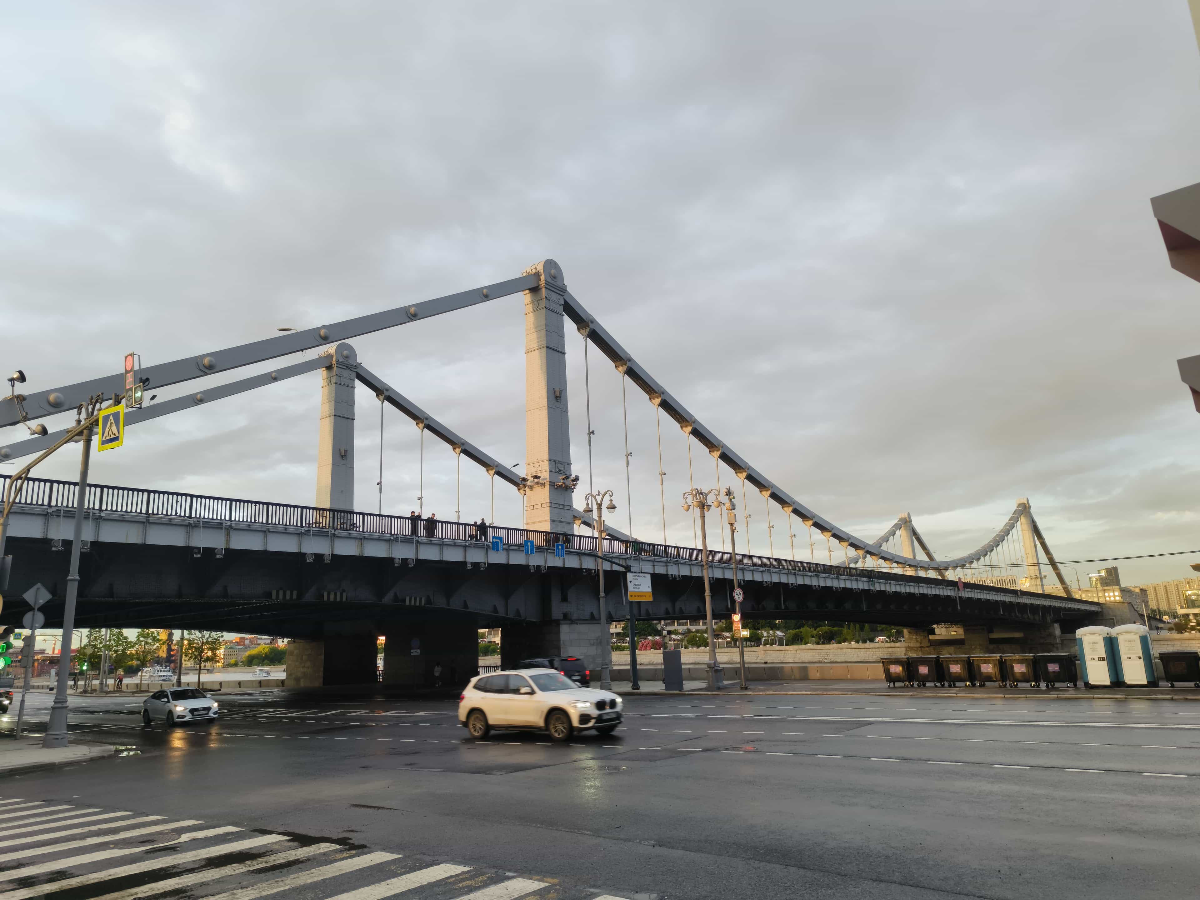 Photo from Moscow: suspension bridge.